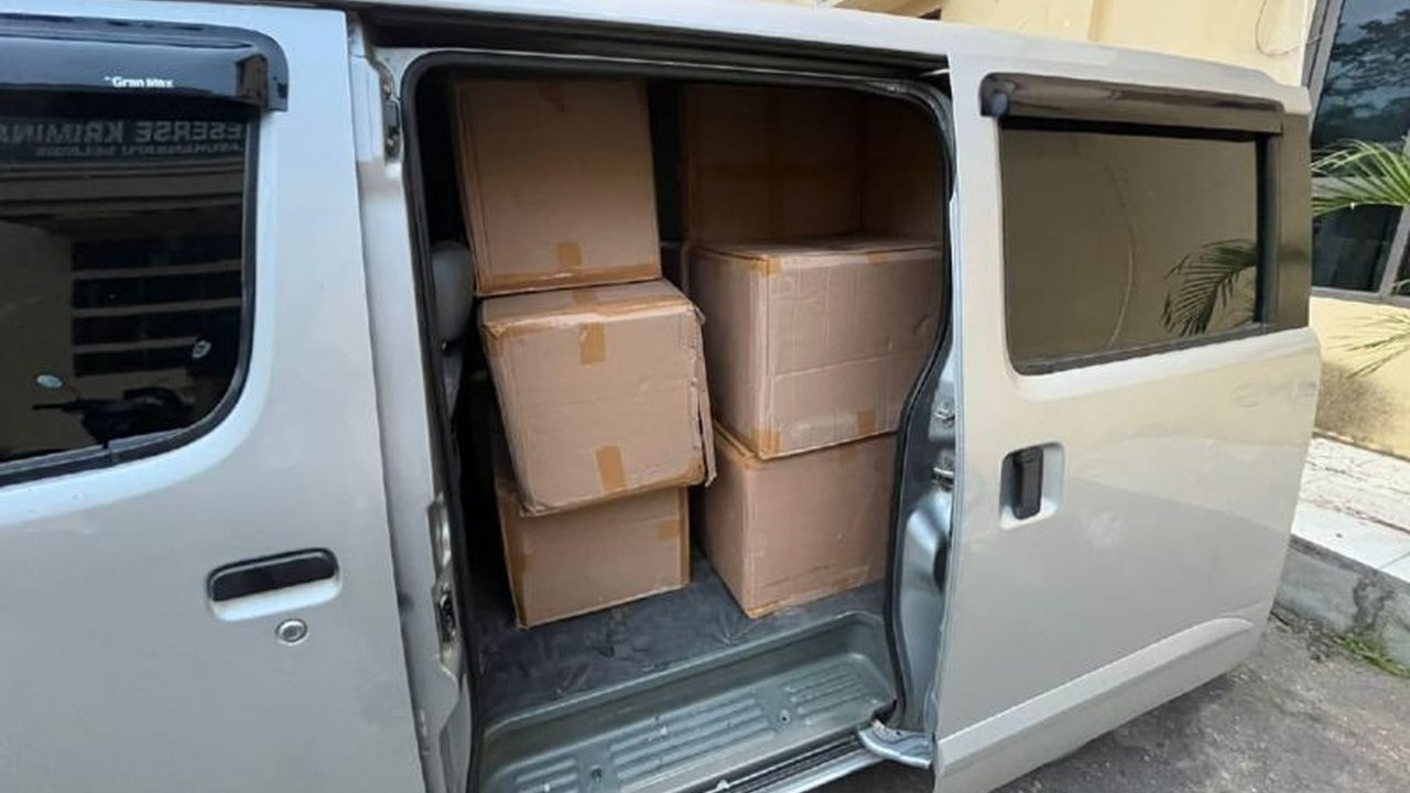 Polres Labuhanbatu Selatan mengungkap peredaran rokok dengan pita cukai palsu, menangkap empat pelaku dan menyita barang bukti senilai Rp271.200.000, serta berkoordinasi dengan Bea Cukai untuk proses hukum lebih lanjut.