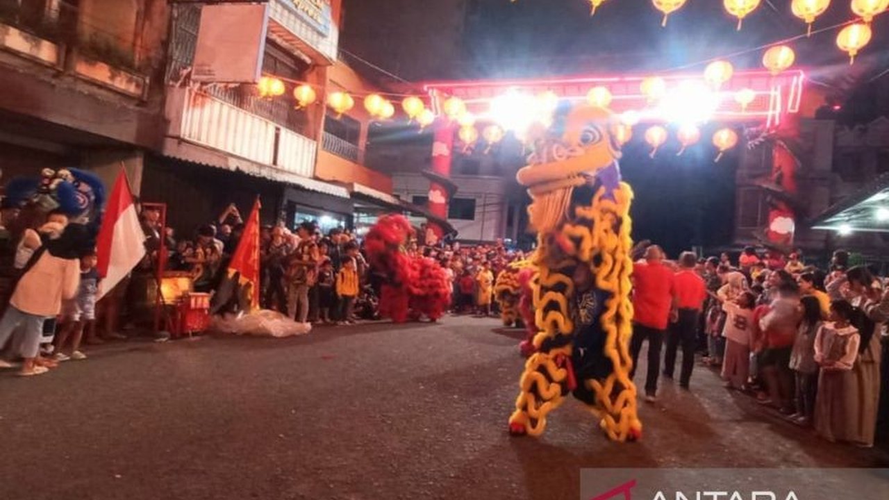 Kelenteng Kwan Tie Miau di Pangkalpinang, Bangka Belitung, menggelar atraksi barongsai yang meriah pada perayaan Tahun Baru Imlek 2576 Kongzili, menyatukan warga berbagai etnis dalam semangat kebersamaan.