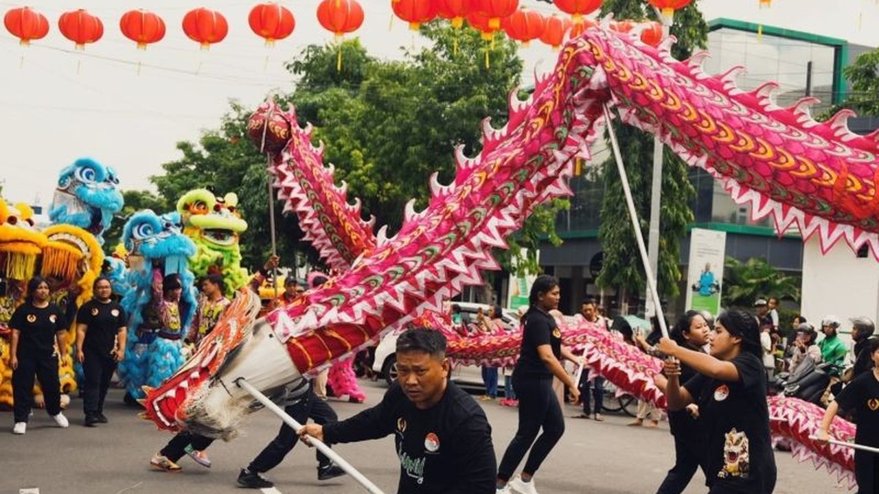 Kirab barongsai dan liong memeriahkan perayaan Imlek 2025 di Madiun, Jawa Timur, pada Selasa, 28 Januari, sebagai bentuk pelestarian budaya dan peningkatan pariwisata lokal.