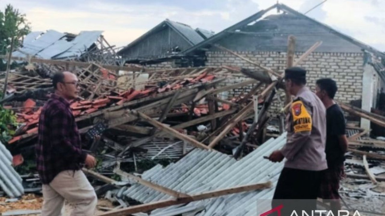 Puting Beliung Robohkan Gudang Garam di Pamekasan, Jawa Timur