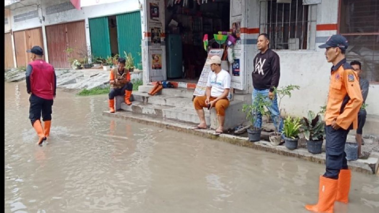 Banjir di empat kecamatan Tebing Tinggi, Sumut, akibat luapan Sungai Padang telah surut, namun ratusan rumah dan jiwa terdampak.