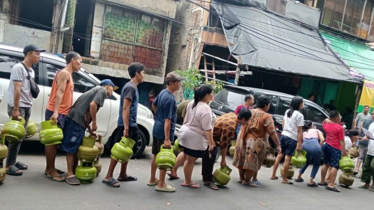 Pertamina menambah 711.800 tabung gas LPG 3 Kg bersubsidi di Jakarta selama libur panjang Isra Mikraj dan Imlek 2025 untuk memenuhi peningkatan kebutuhan masyarakat, dengan penambahan ini diharapkan kebutuhan gas masyarakat tercukupi.