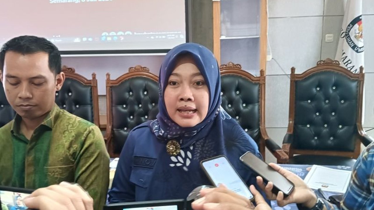 KPU Kota Semarang menunggu putusan Mahkamah Konstitusi (MK) terkait gugatan Pilkada 2024 yang telah dicabut pemohon, meskipun demikian proses penetapan pasangan calon terpilih tetap berjalan sesuai prosedur.