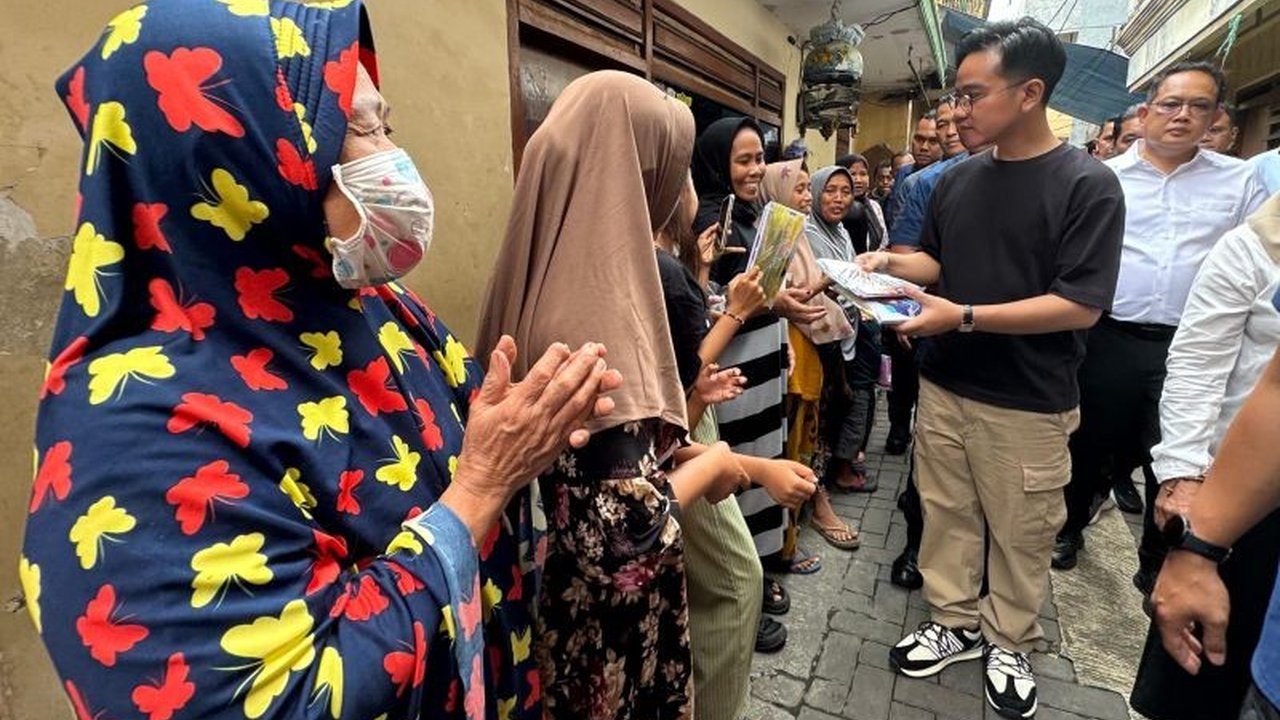 Wakil Presiden Gibran Rakabuming Raka menekankan pentingnya pemerataan kesejahteraan saat meninjau Kampung Kapasan Samping, Surabaya, dan mendistribusikan bantuan untuk warga.