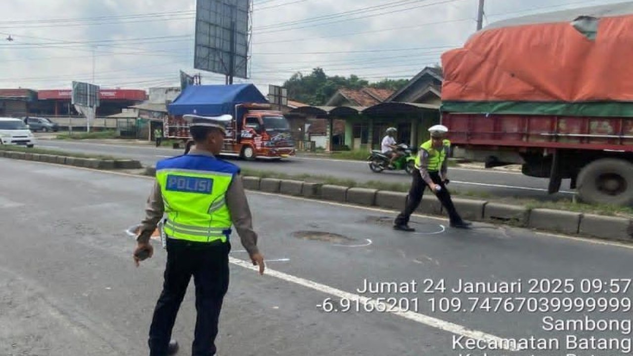 Kepolisian Resor Batang menandai puluhan lubang di jalan Pantura, jalur tol, dan jalan alternatif dengan cat putih untuk mencegah kecelakaan lalu lintas, sekaligus berkoordinasi dengan instansi terkait dan mengimbau pengendara untuk selalu waspada.