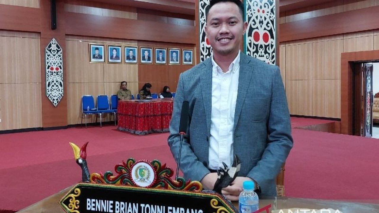 Anggota Komisi I DPRD Kota Palangka Raya, Bennie Brian Tonni Embang, meminta Pemkot Palangka Raya meningkatkan kesejahteraan petugas pemadam kebakaran mengingat luasnya tanggung jawab mereka, mulai dari pemadaman kebakaran hingga evakuasi hewan liar.