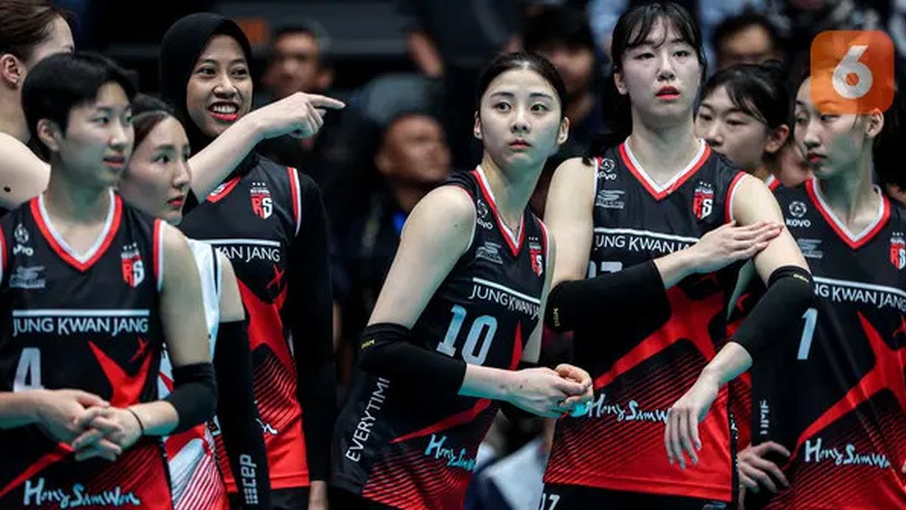 Para pemain Red Sparks, Park Hye-min (tengah) dkk saat menghadapi tim putri Indonesia All Star pada laga ekshibisi bola voli fun volleyball di Indonesia Arena, Senayan, Jakarta, Sabtu (20/