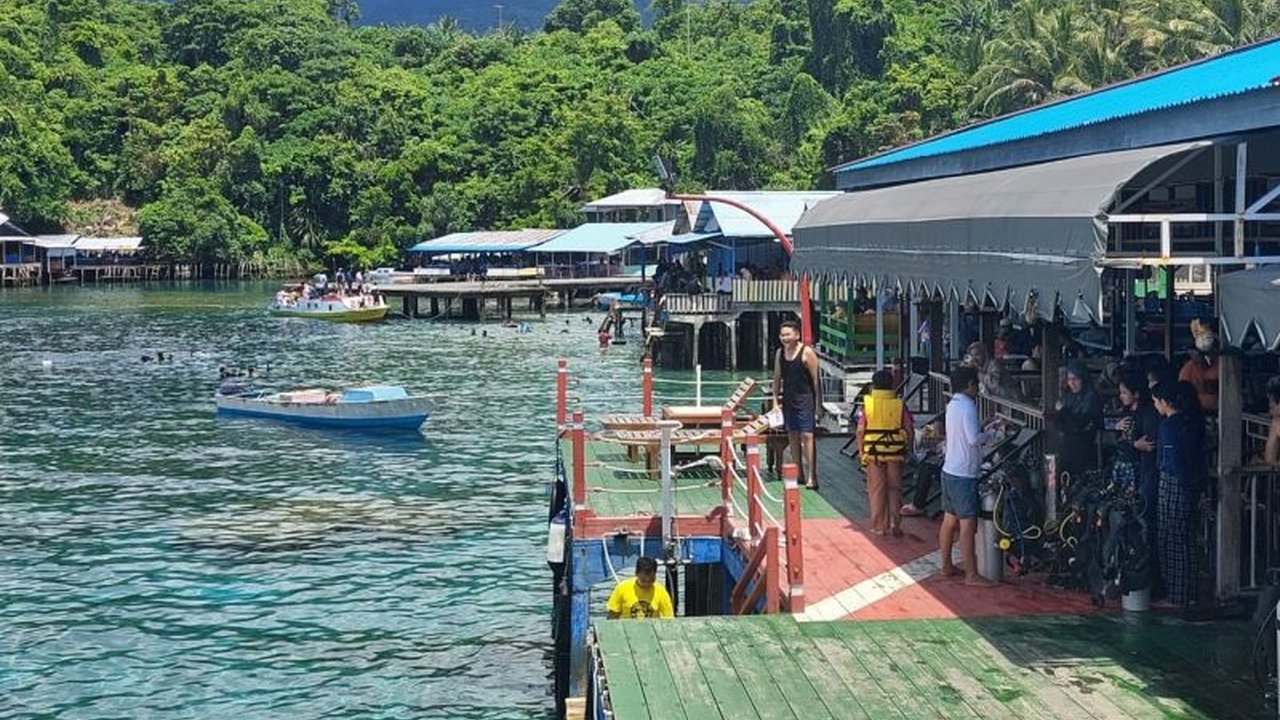 Libur panjang Isra Mikraj dan Imlek membuat pantai-pantai di Ternate, seperti Tanjung Jikomalamo dan Maitara, dipadati pengunjung yang menikmati keindahan alam dan kuliner lokal, sementara Basarnas meningkatkan pengawasan untuk mencegah kecelakaan.