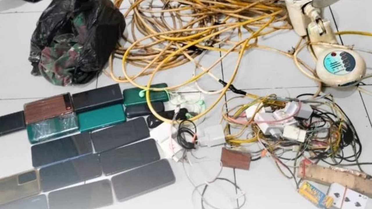 Petugas Lapas Kelas IIA Baubau menemukan 8 ponsel dan 6 power bank saat razia rutin kamar narapidana pada Selasa, 28 Januari 2024, sebagai bagian dari upaya menjaga keamanan dan ketertiban.