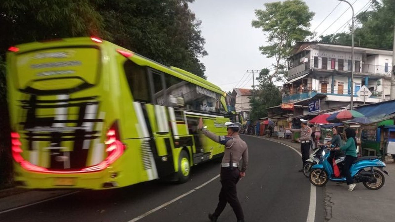 Polda Jabar menyiapkan 1.500 personel untuk mengamankan arus balik libur panjang Isra Miraj dan Imlek 2025, dengan fokus pada antisipasi kemacetan di jalur tol dan arteri, serta penanganan jalan rusak.