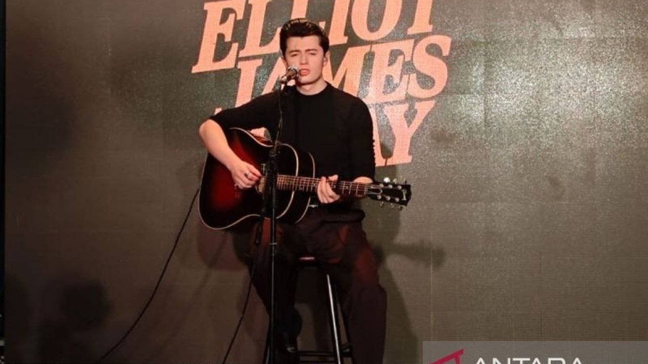 Penyanyi Elliot James Reay sukses menggelar konser mini di Jakarta Selatan, menyapa penggemar dengan sapaan 'Bang Elliot' dan membawakan lagu-lagu hits serta lagu baru.