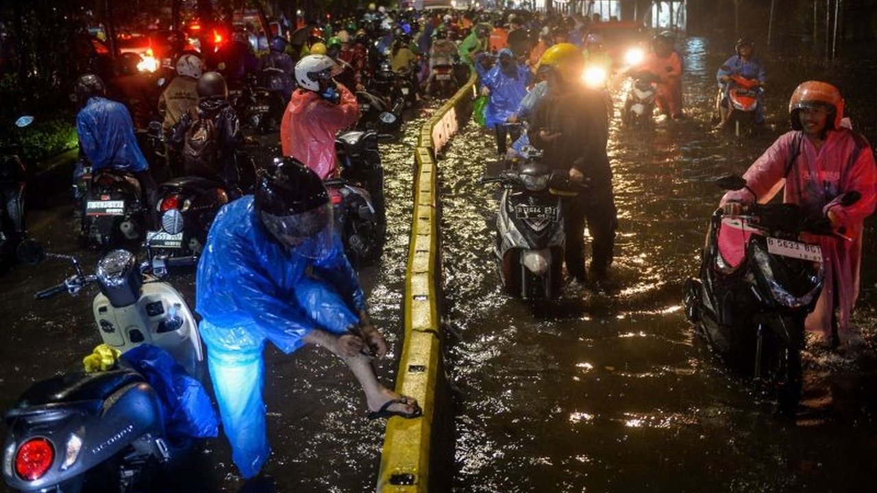 Hujan deras di Jakarta Utara menyebabkan banjir di tiga RT di Semper Barat hingga 70 cm, memaksa 38 warga mengungsi ke RPTRA Tri Putra Persada Hijau, sementara BPBD DKI Jakarta melakukan penanganan.