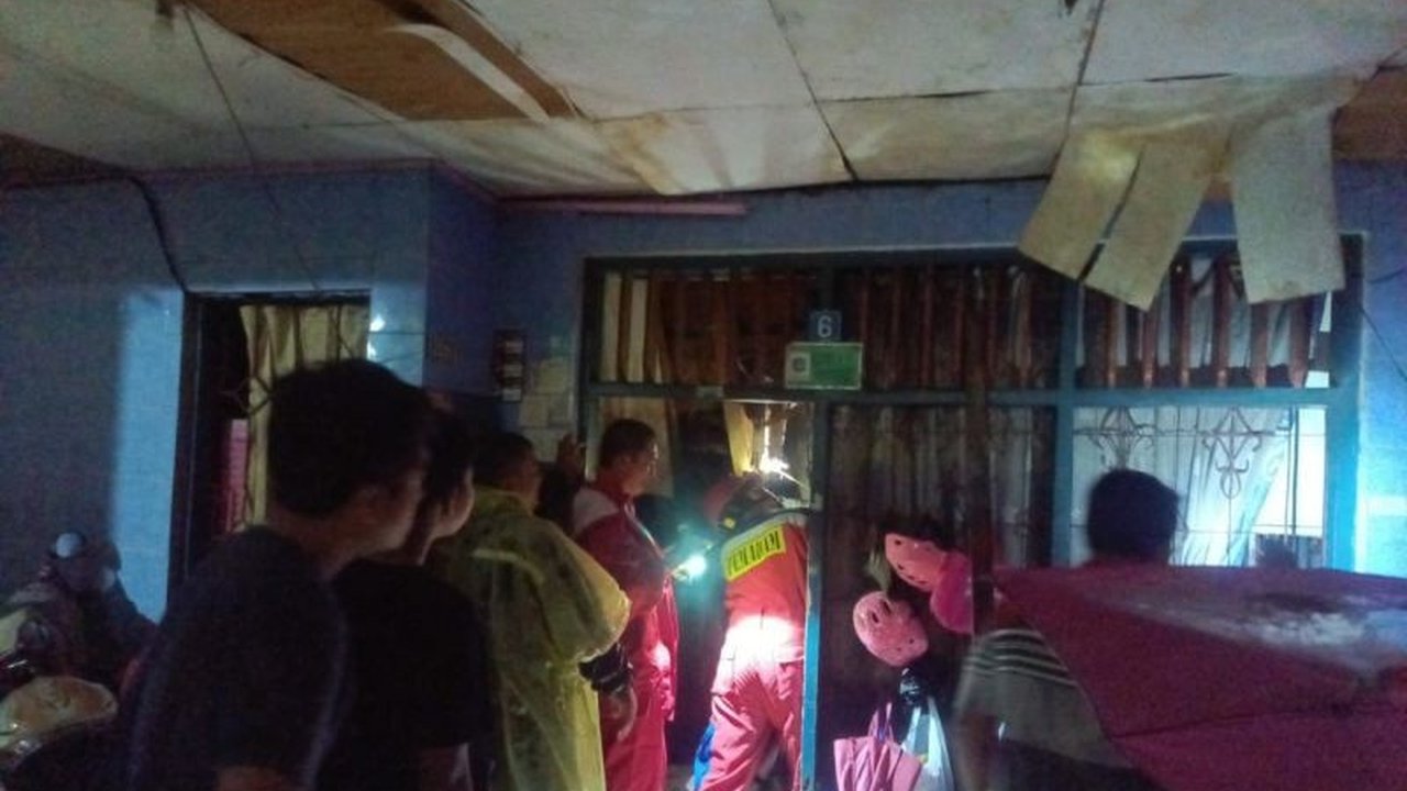 Sebuah rumah dua lantai di Duren Sawit, Jakarta Timur ambruk pada Selasa malam, 28 Januari 2024,  mengakibatkan empat penghuni rumah berhasil dievakuasi dalam kondisi selamat.