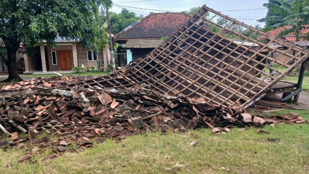 Cuaca ekstrem di Sukabumi, Jawa Barat menyebabkan rumah seorang janda tua di Kampung Sidat ambruk pada Selasa, 29 Januari 2024,  namun tidak ada korban jiwa.