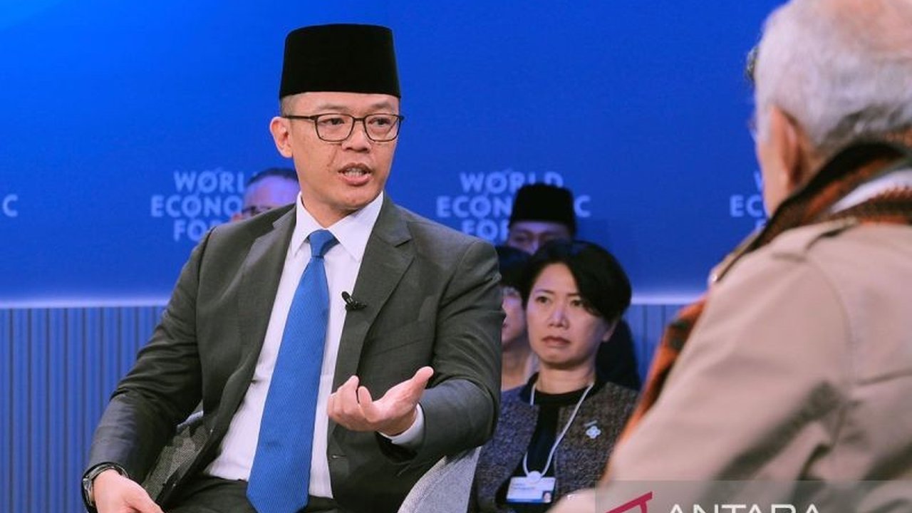 Indonesia, di bawah Presiden Prabowo, memadukan politik luar negeri bebas aktif dengan diplomasi Pancasila, menekankan solidaritas, kerja sama, dan kesetaraan dalam kancah internasional, ditandai dengan bergabungnya Indonesia ke BRICS dan upaya aksesi ke.