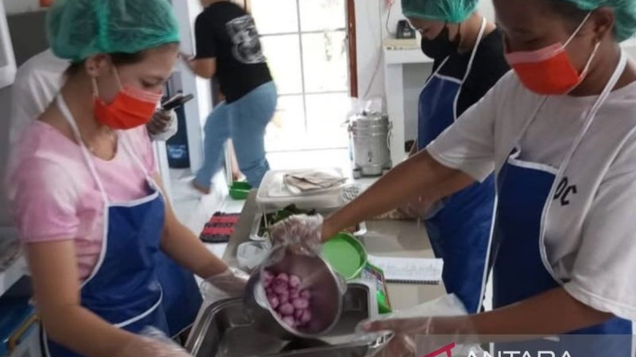 Pelaku UMKM di Manado memanfaatkan libur panjang Imlek untuk meningkatkan kemampuan pemasaran, berinovasi, dan memaksimalkan strategi penjualan produk mereka, baik secara daring maupun luring.