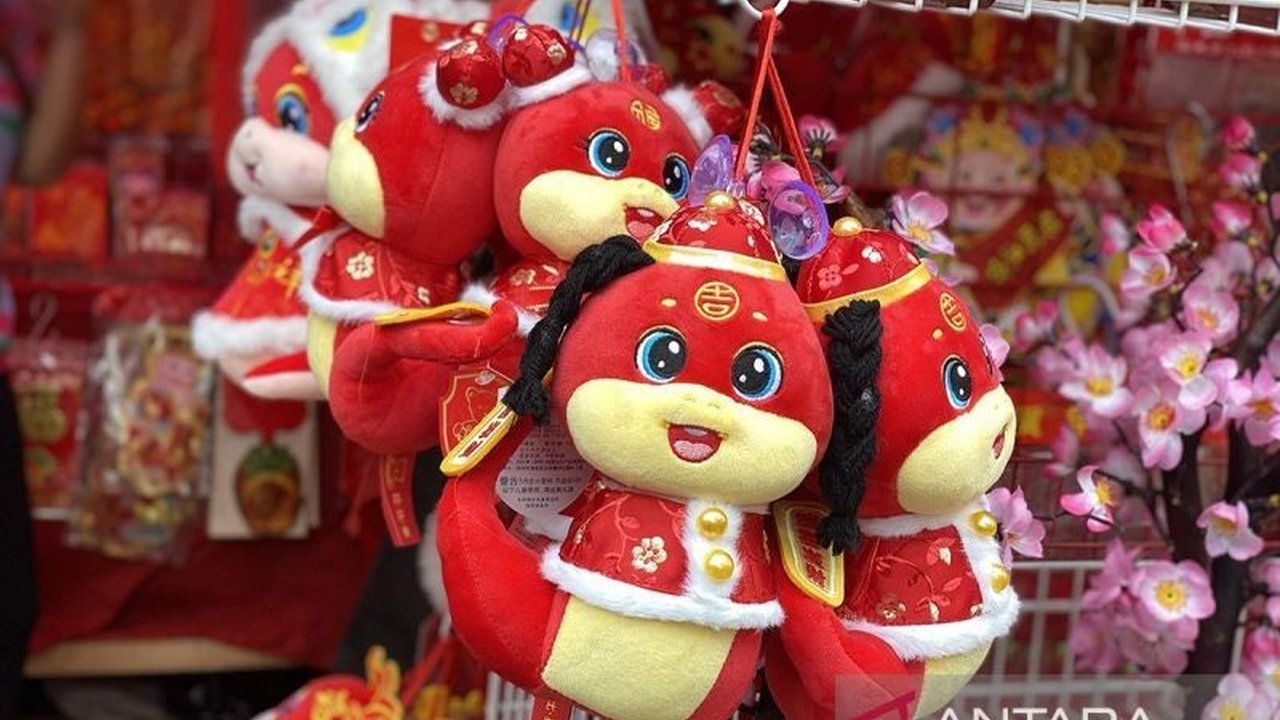 Artikel ini mengupas sejarah profesi ahli feng shui, dari praktik tradisional 'kang yi' hingga tantangan adaptasi teknologi dan miskonsepsi modern, sekaligus membedakannya dengan astrologi.