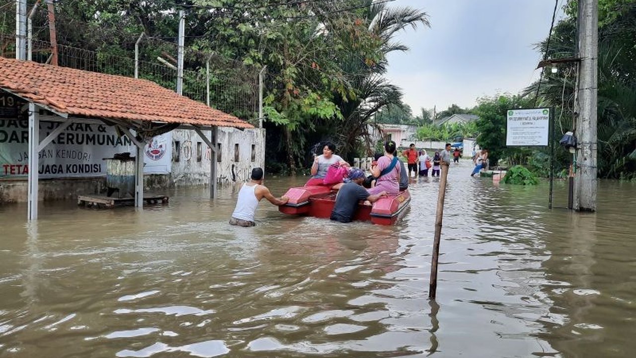 Hujan deras sejak Selasa (28/01) menyebabkan banjir di lima kecamatan Kabupaten Tangerang, Banten, merendam ratusan rumah dan  mengakibatkan 680 KK terdampak.