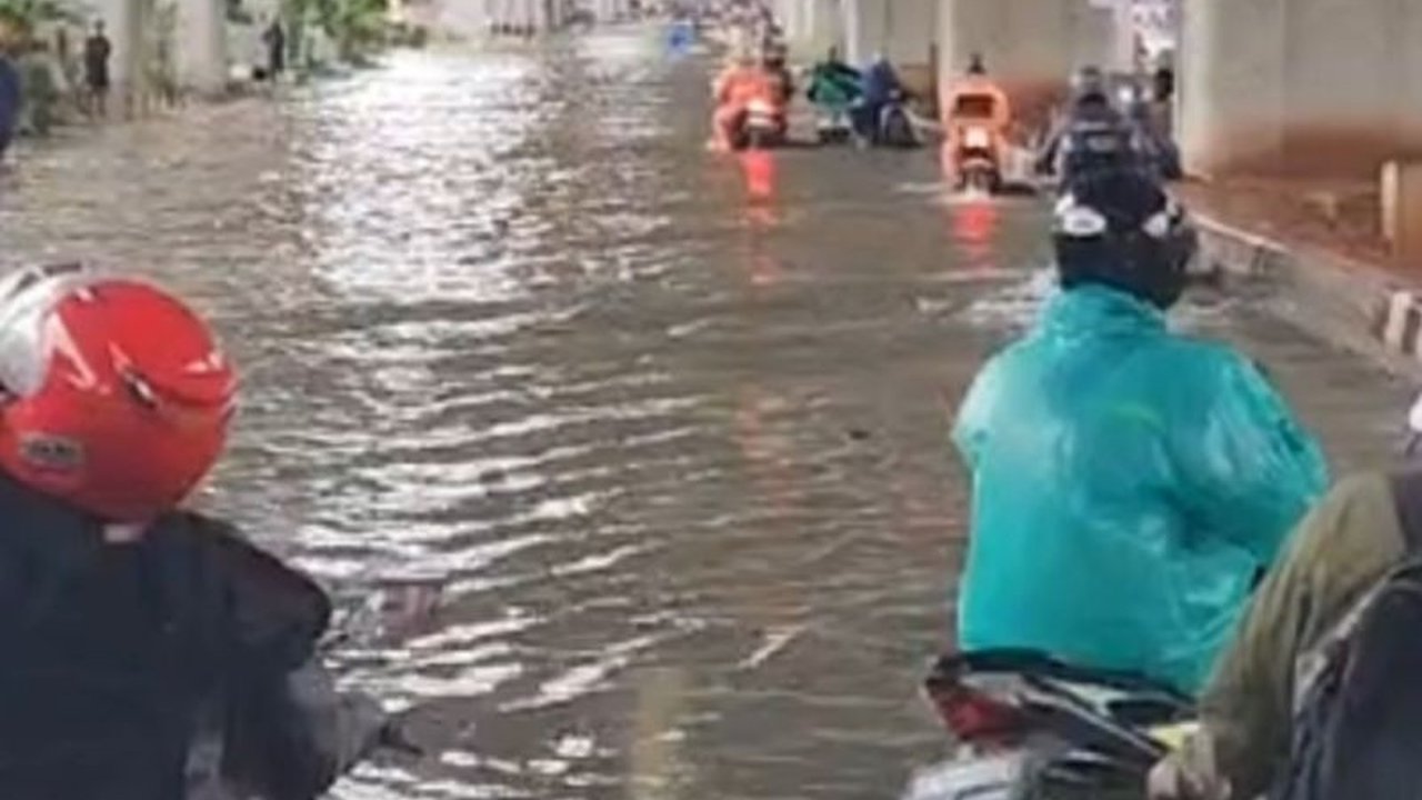 18 Ruas Jalan Jakarta Utara Terendam Banjir, BPBD Turun Tangan