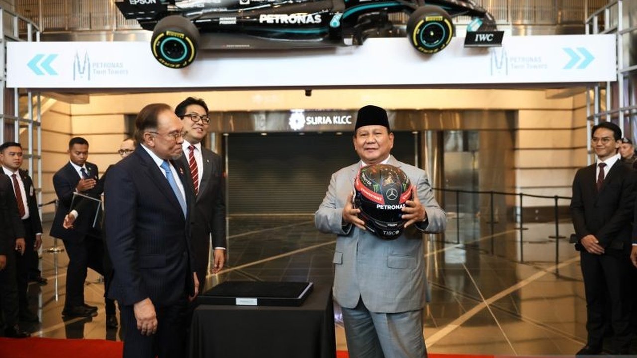 Presiden Prabowo Subianto dan Perdana Menteri Malaysia Anwar Ibrahim tertawa bersama saat kunjungan kenegaraan di Malaysia, dipicu oleh kelakar Prabowo yang menginginkan mobil F1 yang dipajang di Menara Kembar Petronas.