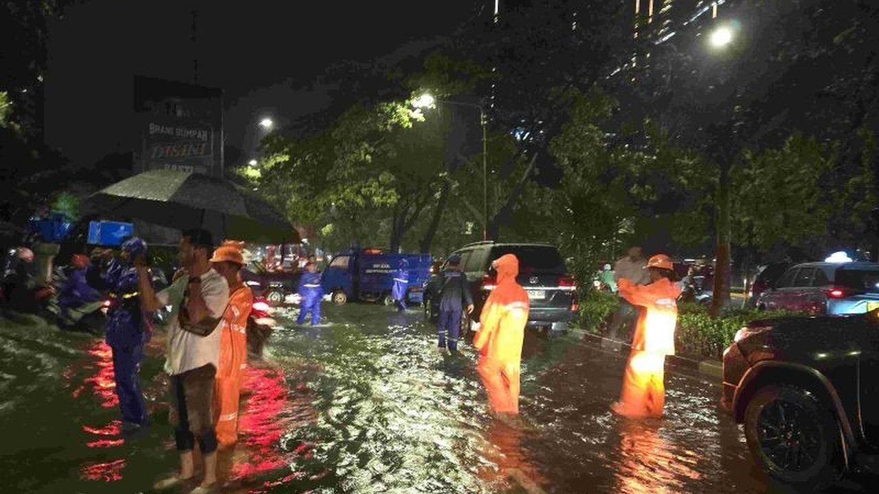 Hujan deras Selasa malam mengakibatkan banjir di Jakarta, Pemprov DKI mengerahkan seluruh sumber daya untuk mengatasi genangan dan banjir di 53 RT dan 23 ruas jalan, serta mempertimbangkan modifikasi cuaca.