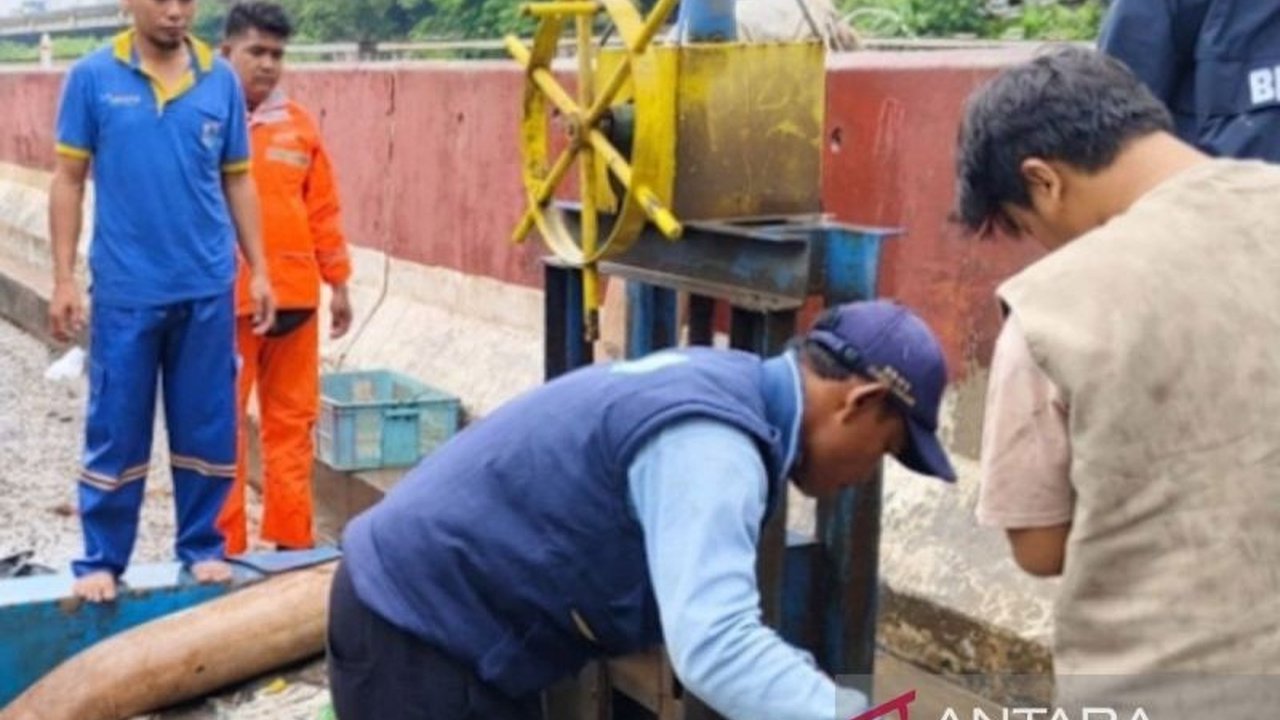 Hujan ekstrem di Jakarta pada 28 Januari 2024 menyebabkan banjir di 52 RT dan 22 ruas jalan, akibat saluran air yang tak mampu menampung debit air.