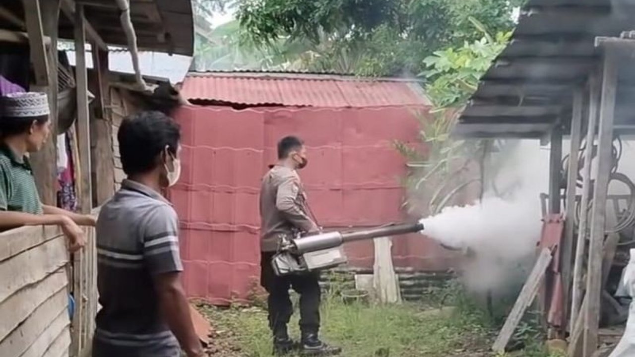 Kepolisian Resor Pesisir Barat, Lampung, gencar melakukan fogging dan mengajak masyarakat aktif menjaga kebersihan untuk mencegah merebaknya Demam Berdarah Dengue (DBD) di musim hujan.