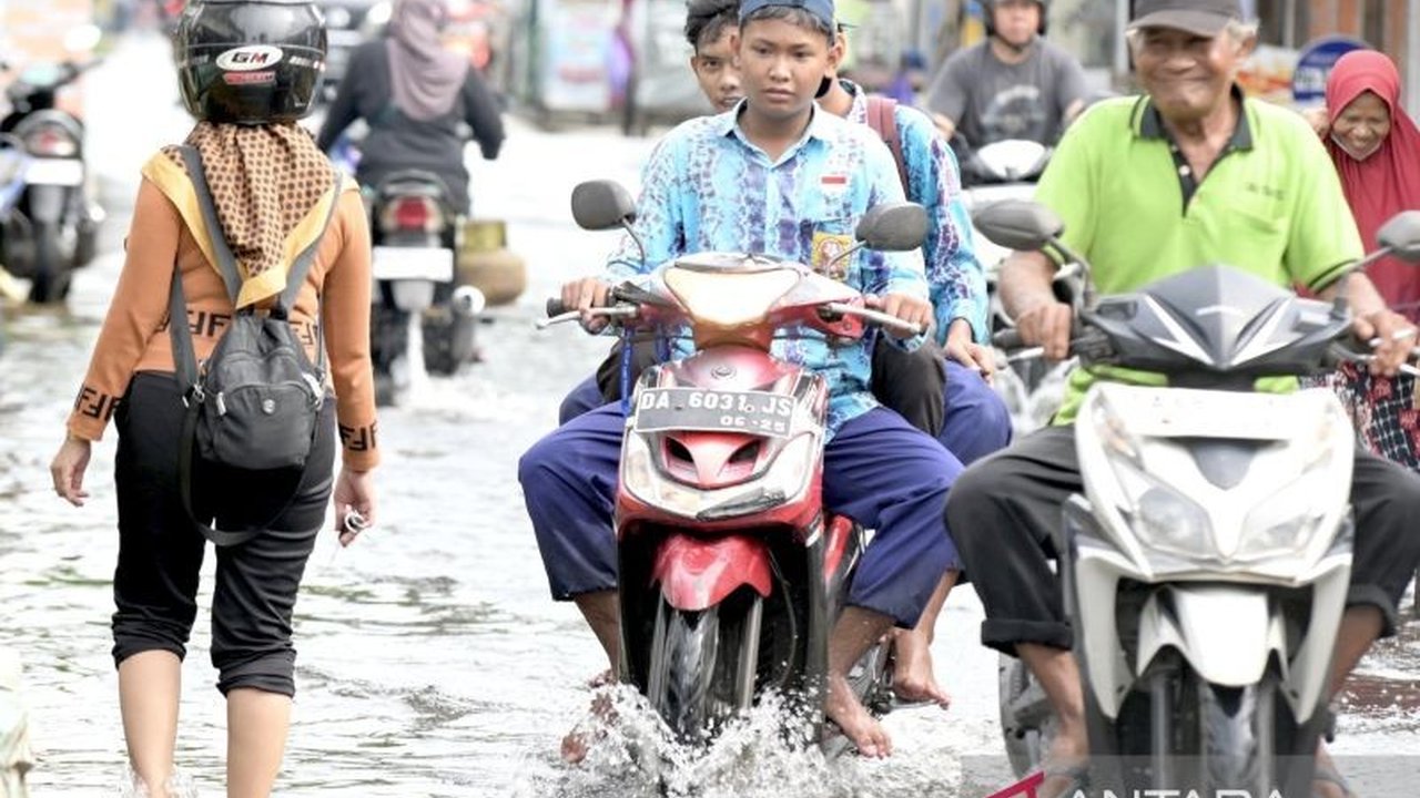 BMKG memperingatkan potensi curah hujan tinggi di Banjarmasin, Kalimantan Selatan, hingga Maret 2025, dengan imbauan kewaspadaan pada nelayan terkait gelombang laut.