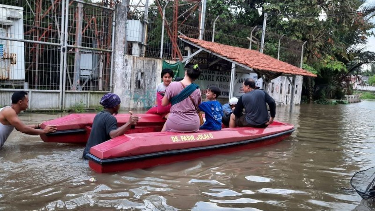 Hujan deras mengakibatkan banjir di Kabupaten Tangerang dan merendam 680 kepala keluarga di lima kecamatan; BPBD Kabupaten Tangerang sedang melakukan pendataan dan pendistribusian bantuan.