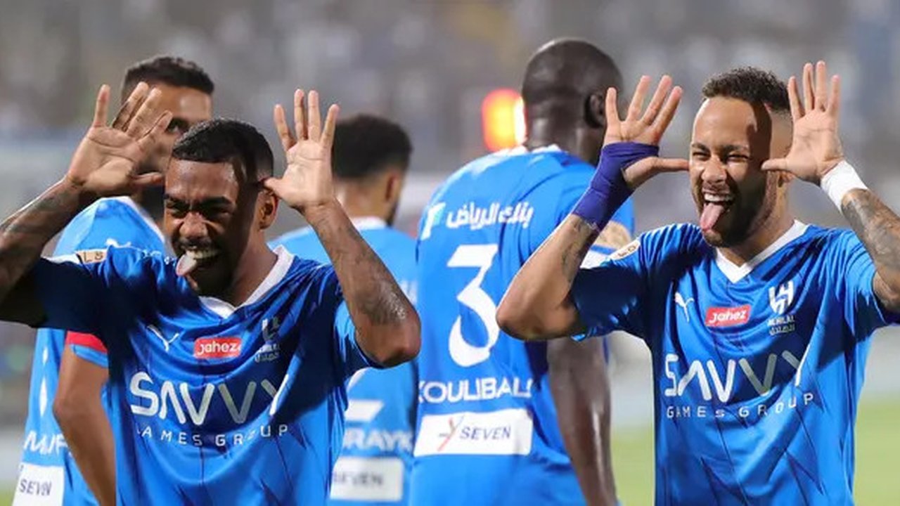 Pemain Al Hilal, Neymar (kanan) melakukan selebrasi setelah mencetak assist untuk gol yang dilesatkan oleh Malcom (kedua kiri) pada laga lanjutan Liga Arab Saudi melawan Al Riyadh di Prince F