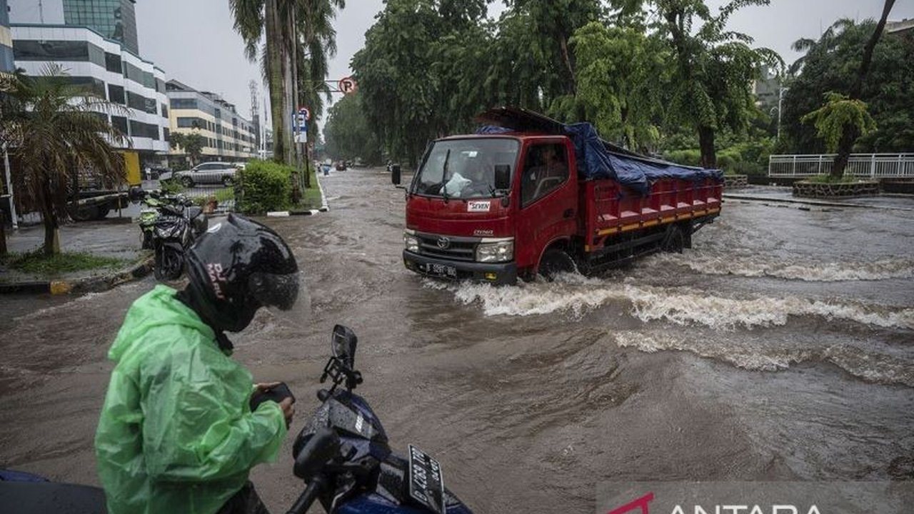 Transjakarta melakukan rekayasa rute di Jakarta Utara dan Barat karena banjir yang melanda sejumlah ruas jalan pada 29 Januari 2024, menyebabkan beberapa rute dialihkan atau dipersingkat demi keamanan dan kenyamanan penumpang.