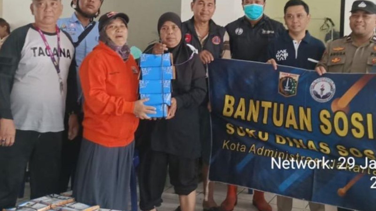 Pemerintah Kota Jakarta Utara mendistribusikan bantuan makanan dan pakaian kepada warga yang mengungsi akibat banjir yang melanda beberapa kelurahan di Jakarta Utara pada tanggal 29 Januari 2024.