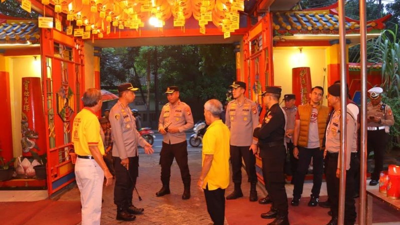 Polres Metro Tangerang Kota mengerahkan 347 personel gabungan untuk mengamankan perayaan Imlek di 52 rumah ibadah, dengan fokus pengamanan ekstra di tiga vihara besar yang diprediksi akan dipadati jemaah.