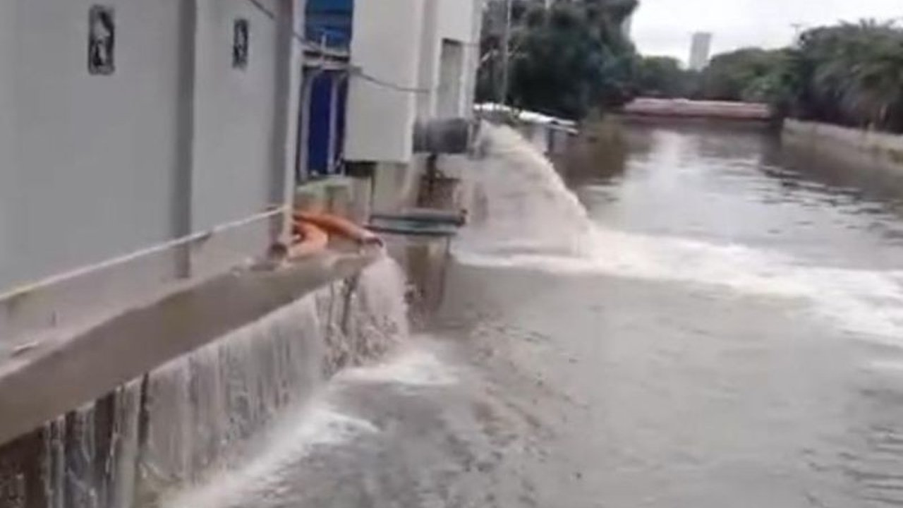 Banjir di Kelapa Gading, Jakarta Utara, akibat tingginya intensitas hujan ditangani dengan mengoptimalkan pompa stasioner, sementara pompa mobile disiapkan jika muka air saluran surut.
