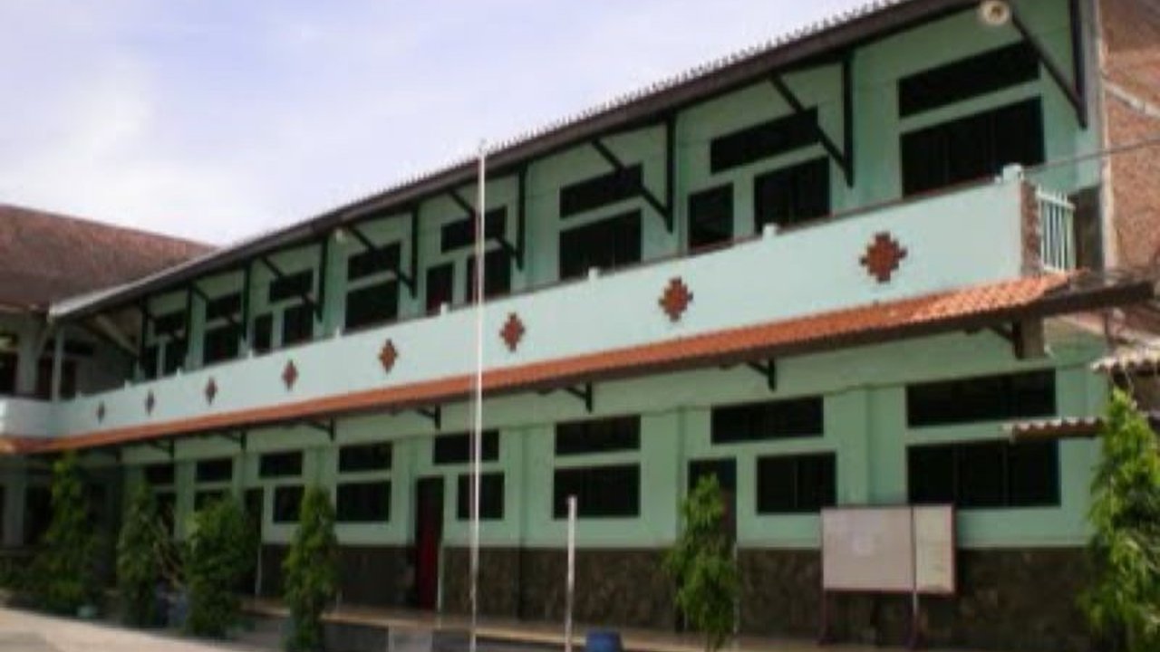 PT Rajawali Nusantara Indonesia (RNI) telah berhasil mengambil alih lahan strategis seluas 5.100 meter persegi di Surabaya yang sebelumnya dikuasai Yayasan Trisila, setelah melalui proses hukum yang panjang dan sesuai putusan Mahkamah Agung.