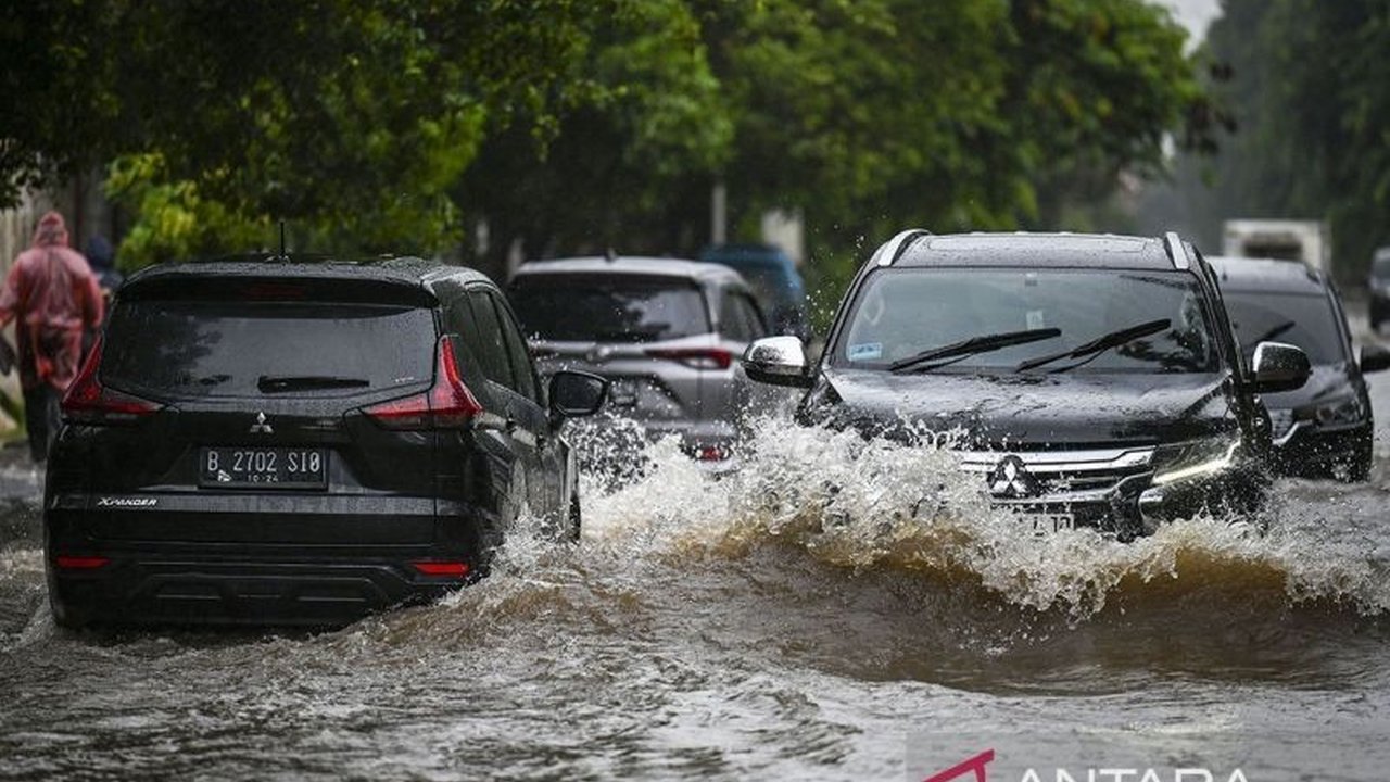 Hujan deras Selasa (28/1) menyebabkan banjir di Jakarta Utara, memaksa 653 warga di dua kelurahan mengungsi sementara ke tempat yang lebih aman; BPBD DKI Jakarta kerahkan personel untuk penanganan.