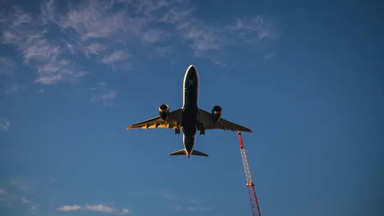 Ilustrasi pesawat lepas landas. (dok. unsplash.com/Asnida Riani)