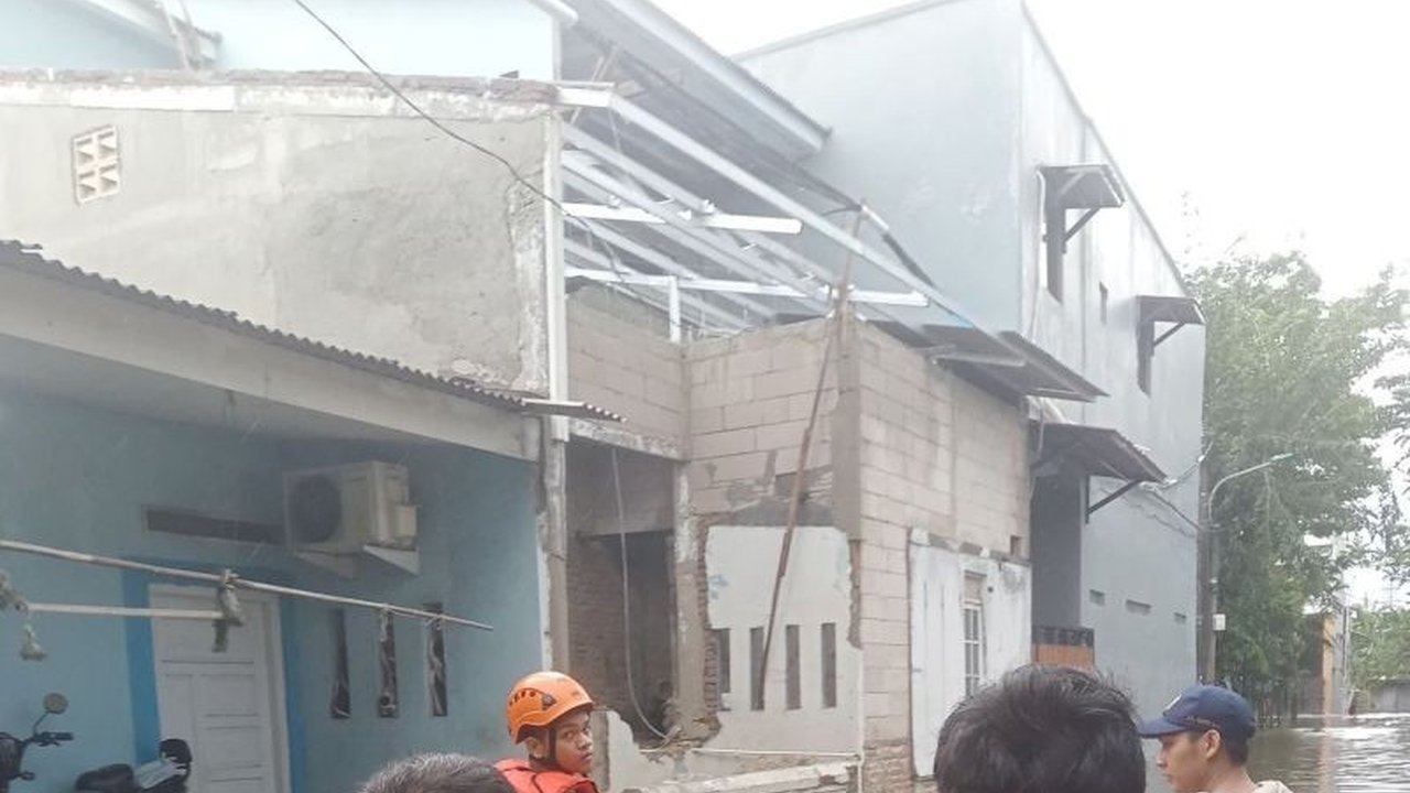 PMI Jakarta Utara membantu evakuasi ratusan warga di Semper Barat dan Rorotan yang terdampak banjir akibat hujan deras pada 29 Januari 2024, dengan bantuan perahu karet dan layanan kesehatan.