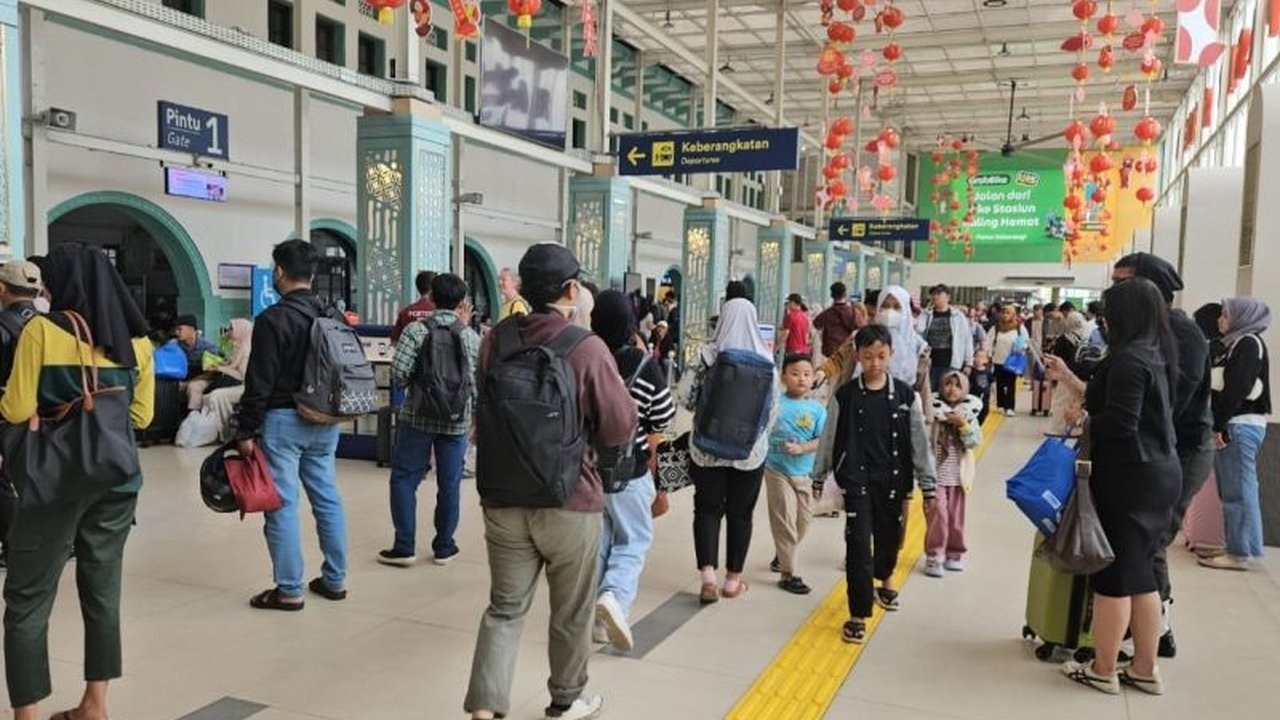 PT Kereta Api Indonesia (Persero) Daop 1 Jakarta mencatat lonjakan penumpang pada puncak arus balik Imlek 2025, dengan total 37.579 penumpang tiba di berbagai stasiun, didominasi Stasiun Gambir dan Pasar Senen.