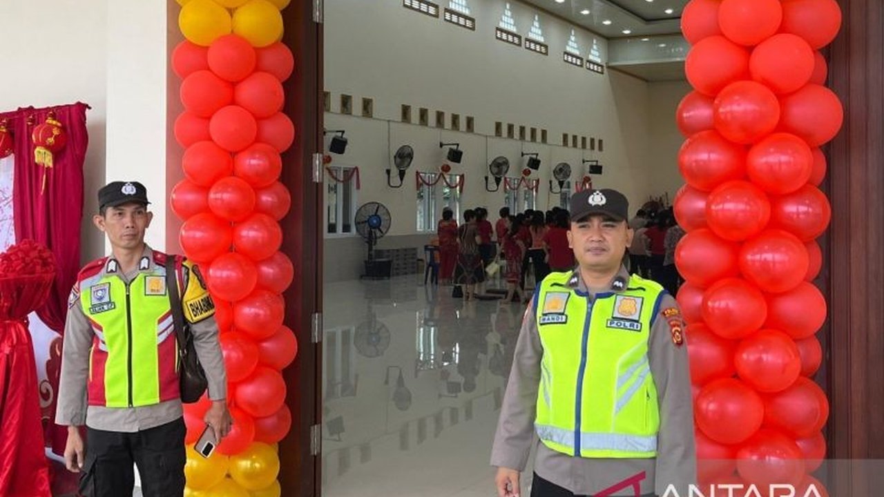 Puluhan personel Polres OKU, dibantu TNI dan ormas, mengamankan perayaan Imlek 2025 di Wihara BBC dan Metta Maitreya Baturaja untuk memastikan perayaan berlangsung aman dan kondusif.
