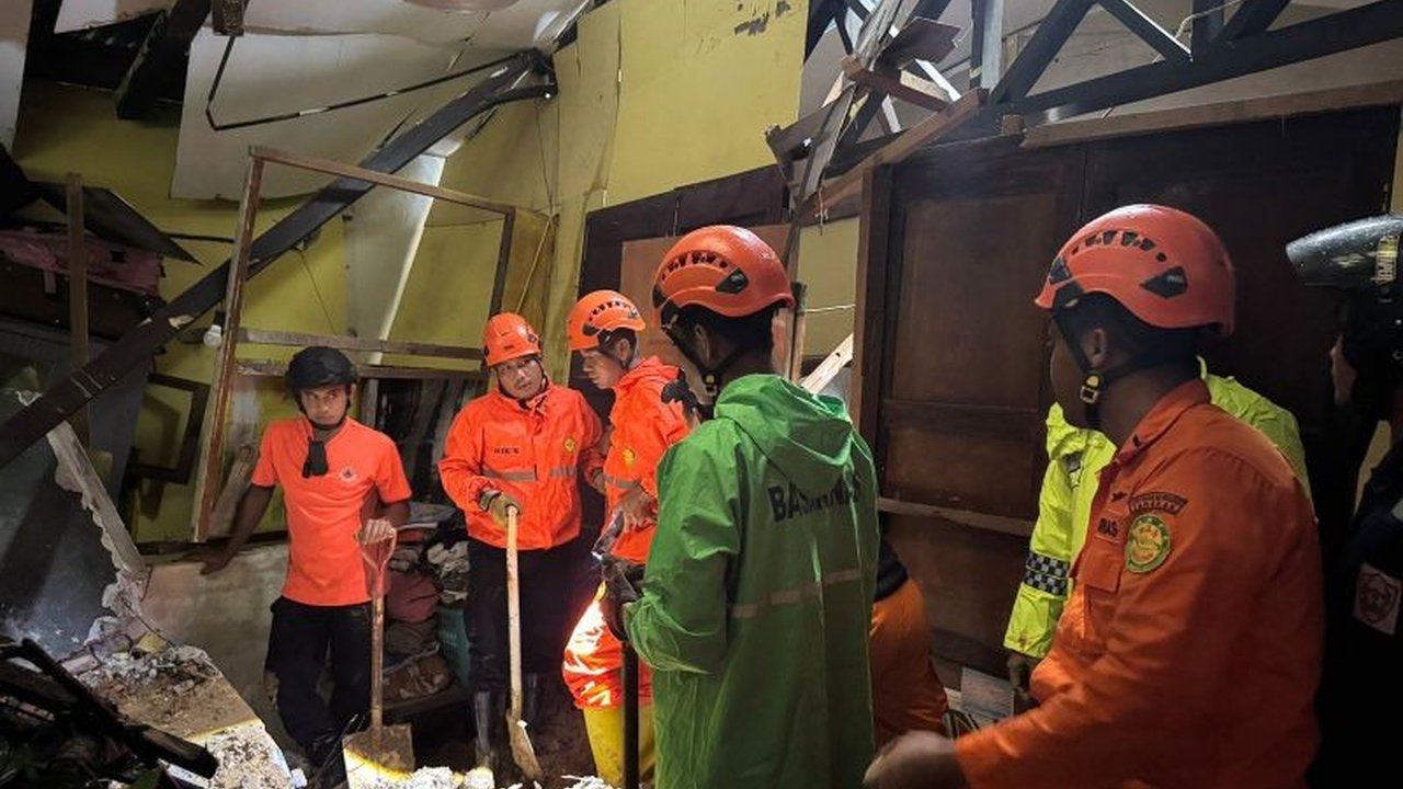 Seorang perempuan lansia, Amma (90), ditemukan meninggal dunia setelah tertimbun tanah longsor di Tarakan, Kalimantan Utara, Rabu (29/1) pagi, akibat hujan deras yang mengguyur daerah tersebut.