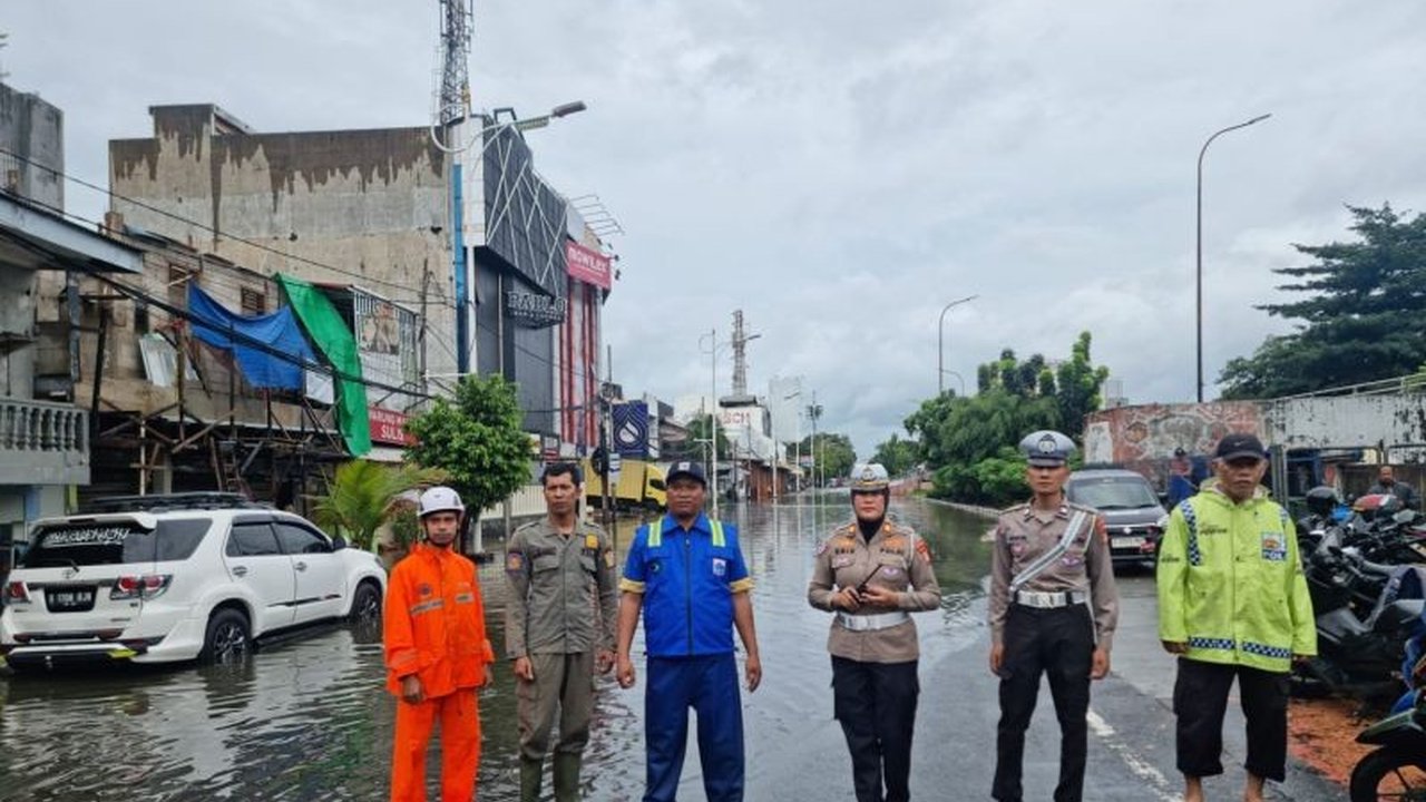 Polisi menerapkan rekayasa lalu lintas di Jakarta Barat akibat banjir yang menggenangi sejumlah ruas jalan, termasuk Jalan Daan Mogot dan Jalan Grogol, pada Rabu, 29 Januari 2024, demi kelancaran lalu lintas.