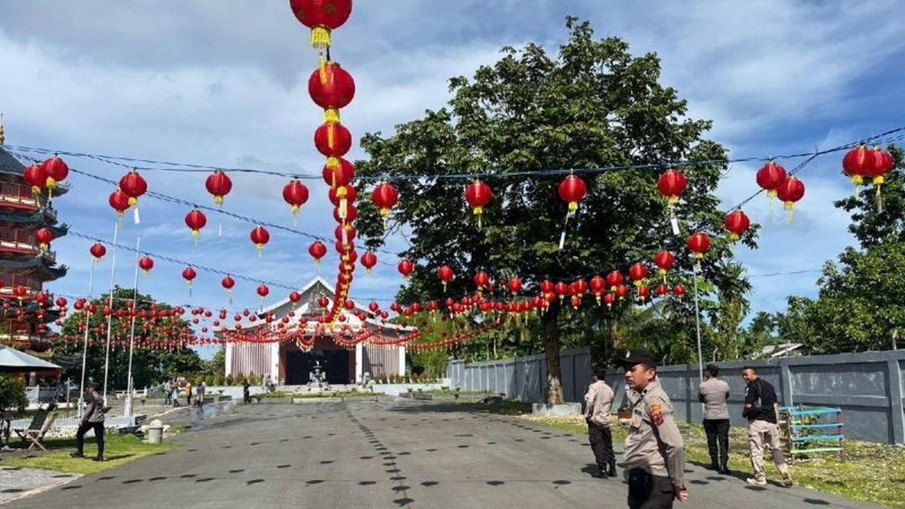 Polres Biak, Papua, mengamankan perayaan Imlek 2576 di Vihara Buddha Dharma pada 29 Januari 2024 dengan patroli dan sterilisasi, memastikan perayaan berjalan aman dan kondusif.