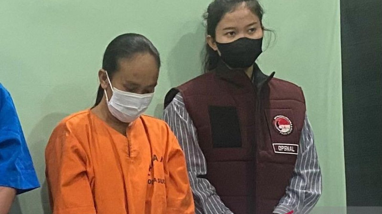 Polda Sulawesi Tenggara memburu bandar narkoba berinisial JW yang memasok 1 kg sabu ke IRT HS di Konawe; HS ditangkap saat mengemas sabu untuk diedarkan.