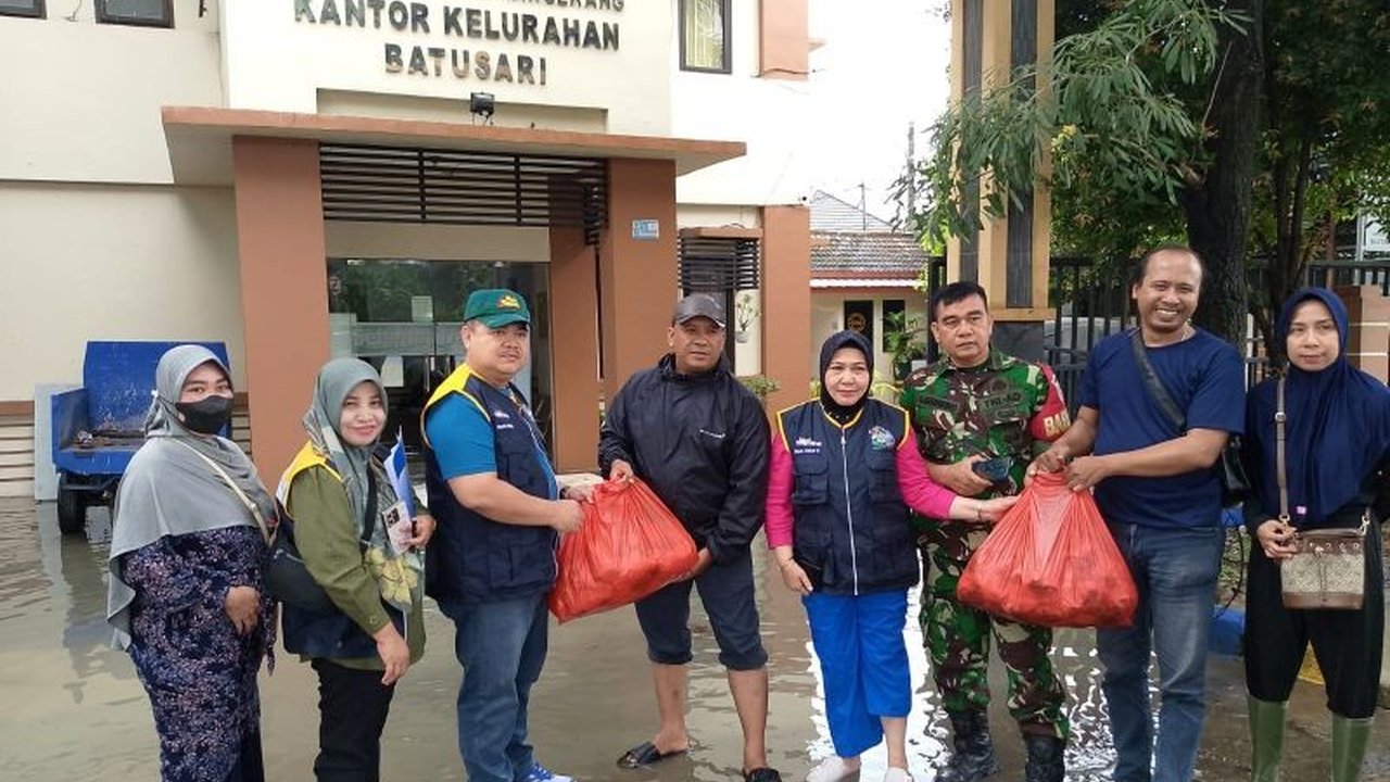Dinas Sosial Kota Tangerang mendistribusikan 2.100 nasi bungkus dan bantuan logistik lainnya kepada warga terdampak banjir di beberapa kecamatan sejak Selasa malam, 28 Januari 2024.