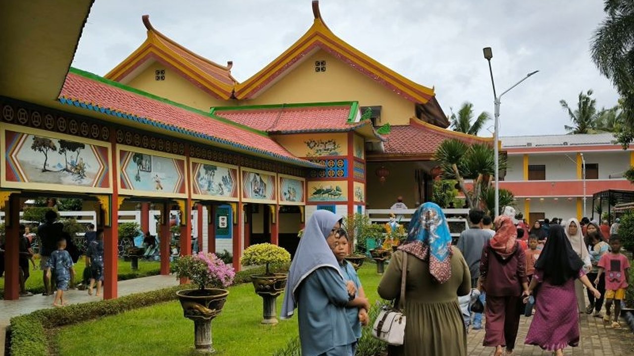 Libur Imlek: Muslim Ramaikan Wihara Avalokitecwara Serang