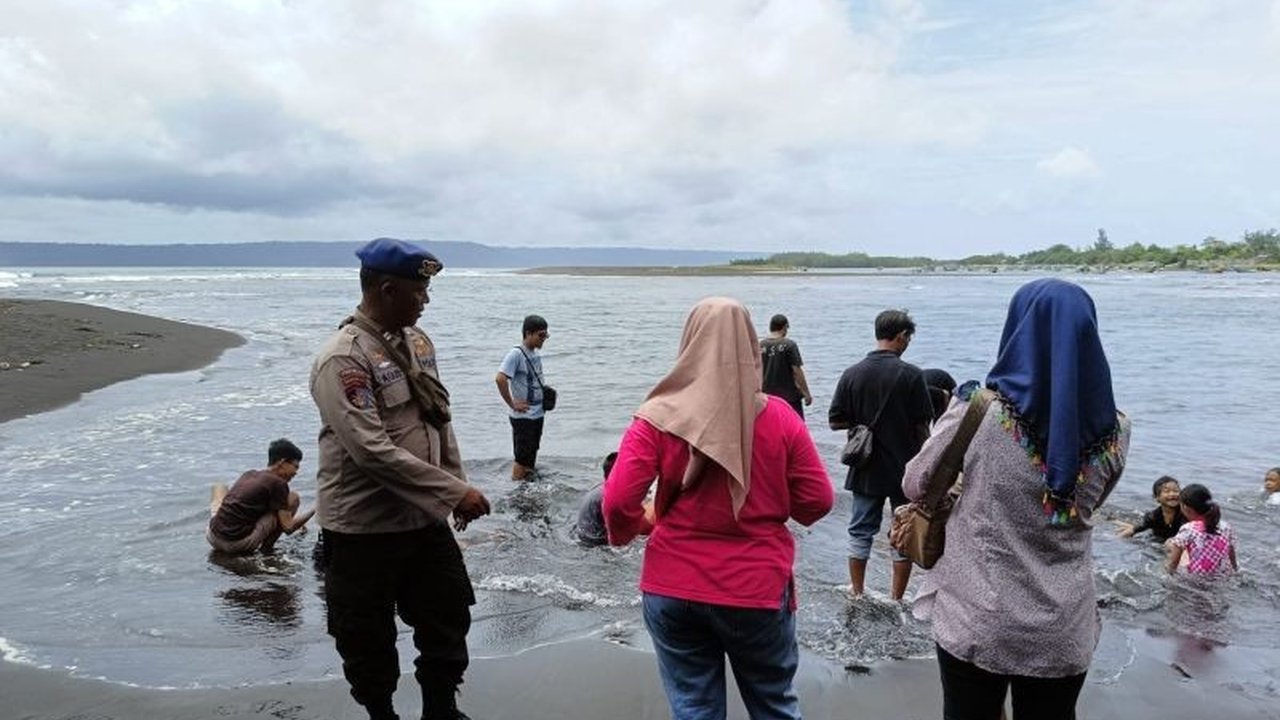 Polres Jember meningkatkan pengamanan di pantai-pantai populer selama libur Isra Miraj dan Imlek 2025, guna memastikan keamanan dan kenyamanan wisatawan serta mencegah kecelakaan.