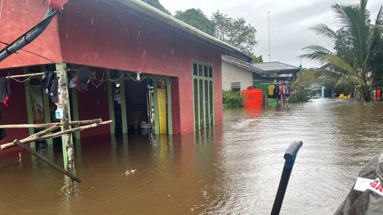 Banjir di Kecamatan Jagoi Babang, Kabupaten Bengkayang, Kalimantan Barat, merendam ratusan rumah dan mendampak ribuan jiwa, meski warga enggan mengungsi.