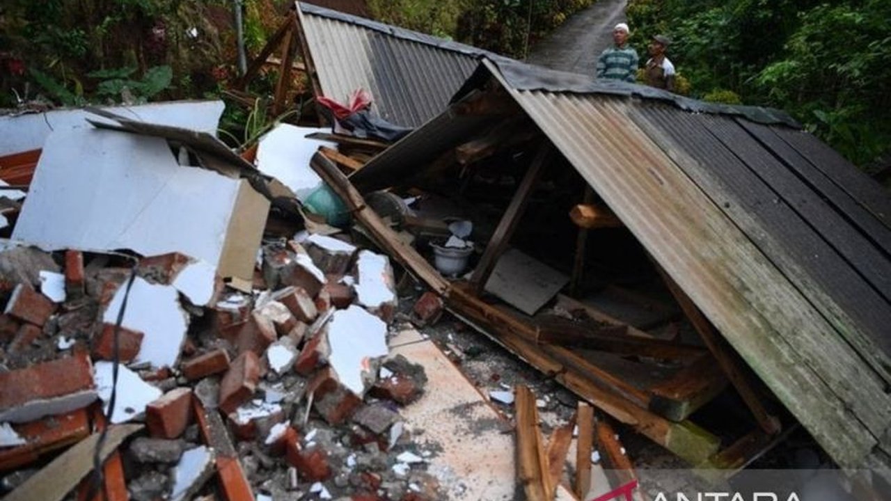 Pemerintah Kabupaten Kolaka Timur, Sulawesi Tenggara menetapkan status siaga bencana selama 30 hari setelah wilayah tersebut diguncang lebih dari 160 gempa bumi, termasuk gempa magnitudo 5.1.