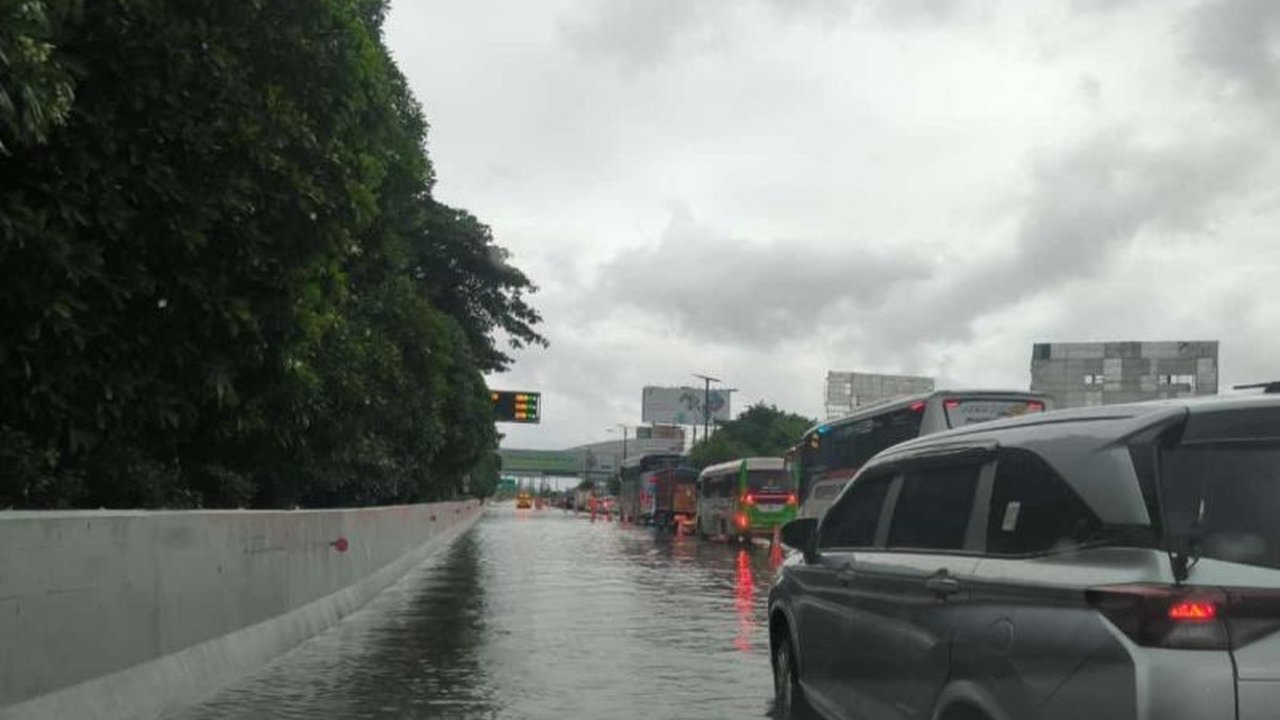 Hujan deras di Jabodetabek menyebabkan genangan air di sejumlah titik Tol Sedyatmo; Jasa Marga kerahkan pompa air dan imbau pengguna jalan antisipasi lewat jalur alternatif.